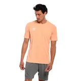 Remera deportiva Umbro de manga corta y cuello redondo, confeccionada en tejido técnico de alto rendimiento. Presenta un diseño liso en color coral con el logo de la marca estampado en contraste en el pecho.