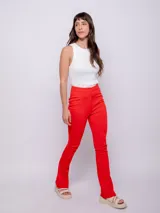 Pantalón negro de tela elastizada con corte central en las piernas, cierre y botón de plástico.