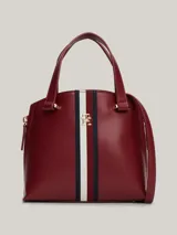 Cartera tote Tommy Hilfiger color borgoña, con doble asa corta y correa larga extraíble. Presenta una franja vertical con los colores de la marca y el logo TH dorado.