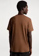 Remera básica celeste de corte regular, con cuello redondo y mangas cortas.