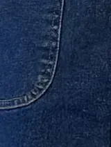 Pollera larga de jean azul oscuro, con diseño de corte evasé, bolsillos frontales tipo parche y ruedo con terminación desflecada.