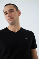 Remera básica de algodón color negro, con escote en V, manga corta y logo bordado en el pecho.
