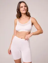 Bralette de microfibra color blanco, con diseño minimalista, escote en V y detalle de encaje en el borde superior. Cuenta con tirantes ajustables y una banda elástica inferior para mayor soporte.