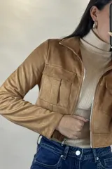 Chaqueta corta de gamuza en color verde militar, con cierre frontal metálico, cuello camisero y dos bolsillos frontales con tapa.