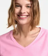 Blusa de algodón de manga corta y cuello en V, de diseño liso en color tostado.