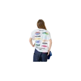 Remera blanca de corte oversize y manga corta, confeccionada en algodón, con múltiples estampados gráficos coloridos y tipografías de la marca distribuidos en la espalda.