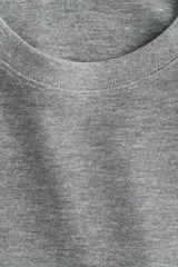 Camiseta gris melange de punto interlock pesado, con cuello redondo ribeteado en canalé, mangas cortas y bajo recto.