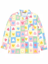 Camisa de pijama de manga larga con cuello solapa y cierre frontal de botones, confeccionada en tela con estampado de cuadros multicolor y corazones. Incluye un bolsillo frontal en el pecho.