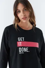 Remera negra de manga larga con estampa frontal con la frase 'Get It Done' sobre una línea horizontal roja y el logo de la marca Mistral.