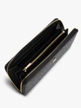 Billetera de poliuretano color negro con cierre de cremallera perimetral. Presenta un acabado texturizado con monograma TH en bajorrelieve, detalles metálicos dorados y logo de la marca en la parte frontal.