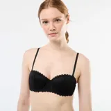 Sujetador balconet negro de encaje con aros y tirantes regulables.