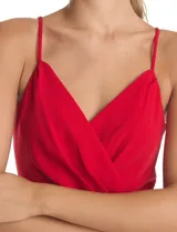 Vestido midi de crepe color rojo, con escote en V cruzado y drapeado en el busto. Presenta una falda envolvente con diseño drapeado que genera una abertura asimétrica en el bajo. Cuenta con tirantes finos y cierre invisible en la espalda.