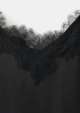 Top de satén negro con tirantes finos, escote en V y detalles de puntilla en el escote y el dobladillo inferior.