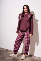 Chaleco bordeaux con interior estampado floral, de corte al cuerpo y cierre frontal con cremallera.