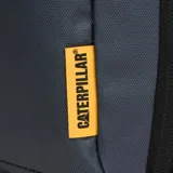 Mochila gris oscuro Caterpillar modelo Voyager Backpack, con patrón de rombos sutiles, bolsillo frontal con cierre vertical, bolsillos laterales y el logo de la marca en amarillo.