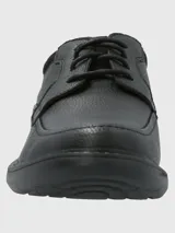 Zapato de vestir para hombre con cordones, confeccionado en cuero vacuno con textura granulada. Presenta punta redonda, suela de goma EVA flexible y diseño ergonómico para mayor confort.