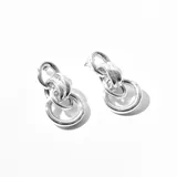 Par de aros colgantes plateados con eslabones de diferentes formas y tamaños.