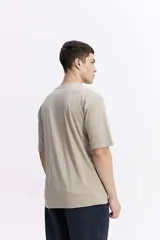 Remera lisa oversize de algodón, color azul claro, con escote redondo y mangas cortas.