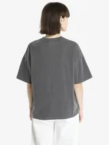 Remera de algodón de corte holgado y diseño minimalista, con cuello redondo y mangas cortas. Presenta un pequeño logo bordado en el pecho.