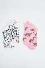 Pack de dos pares de medias tobilleras. Un par es blanco con estampado de leopardo negro y rayas rosadas en el talón. El otro par es rosado con estampado de jaguares marrones.