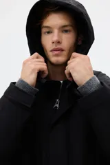 Campera parka acolchada de tejido técnico repelente al agua y rompevientos. Presenta cuello alto, capucha ajustable, cierre frontal oculto con solapa y cierre autoadherente. Incluye bolsillos calientamanos, bolsillos tipo parche con solapa y botón a presión, bolsillo interior y puños ajustables con trabilla.