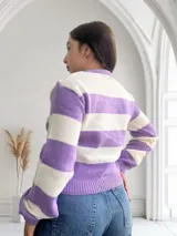 Sweater de punto lila con rayas horizontales blancas, de corte clásico y cuello redondo.