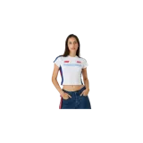 Remera deportiva blanca con detalles en azul marino y celeste, de manga corta y cuello redondo. Cuenta con estampado frontal de la marca EMSESTUDIOS en celeste y logotipos en rojo.