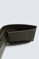 Billetera plegable color marrón oscuro, con textura granulada, compartimento para billetes, ranuras para tarjetas y monedero con cierre a presión.
