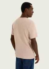 Remera básica de manga corta y corte slim, color verde militar, con cuello redondo.
