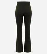 Pantalón flare de microfibra color verde militar, con cintura ancha y diseño ceñido en muslos con corte acampanado hacia el bajo.