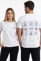 Remera blanca de manga corta con cuello redondo. Presenta un pequeño logo estampado en el pecho y un diseño grande en la espalda que incluye ilustraciones de símbolos uruguayos enmarcados en sellos postales.