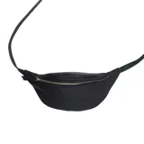 Riñonera negra de cuero con correa regulable y cierre dorado.