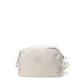 Cartera tipo bandolera de color beige, confeccionada en material sintético resistente. Presenta un diseño rectangular con cierre superior, herrajes metálicos plateados y un parche frontal con el logo N+ Club en relieve. Incluye una correa ajustable y extraíble.