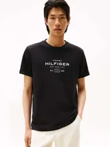 Remera de cuello redondo y manga corta, confeccionada en algodón. Presenta un estampado gráfico con el logo de la marca y la inscripción New York City en el pecho.