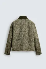 Cazadora de corte relajado con tejido jacquard de diseño abstracto en tonos verdes. Presenta cuello de solapa en pana a contraste, cierre frontal con cremallera, bolsillos frontales de plastrón y mangas largas con puños abotonados. Cuenta con interior acolchado.