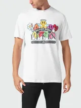 Camiseta blanca de algodón con cuello redondo y manga corta. Estampado frontal con diseño de personajes sonrientes y texto "Fucking Happy Plein".