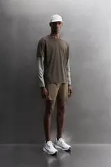 Camiseta de running Zara Athleticz confeccionada en tejido técnico semitransparente, ligero y elástico. Presenta cuello redondo, manga corta y bajo con aberturas laterales con acabados termofijados.
