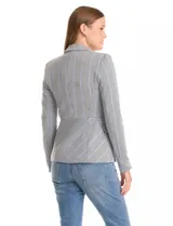 Blazer entallado de tejido jacquard con estampado de pata de gallo en tonos blanco y negro. Presenta cuello con solapas clásicas, cierre frontal con un botón, bolsillos delanteros con solapa y forro interno a tono.