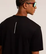 Remera deportiva de manga corta y cuello redondo, confeccionada en tejido tech fleece con tecnología dry que facilita la transpiración y el secado rápido. Presenta un corte comfort holgado y diseño liso sin estampas.