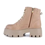 Bota de cuero sintético color negro, con caña media, cordones frontales y cierre lateral. Plataforma con suela track.