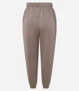 Conjunto de dos piezas color beige, compuesto por un sweater de manga larga con cuello polo y cierre frontal parcial, y un pantalón jogger a juego con cordón ajustable en la cintura.