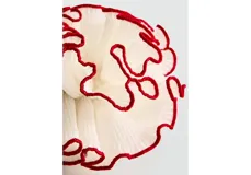 Vincha de poliéster color blanco con diseño floral plisado y detalles en color rojo en los bordes.