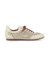 Championes de cuero graneado color crema, con diseño perforado en los laterales y empeine, cordones marrones y suela de goma al tono.