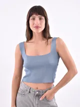 Musculosa azul de punto acanalado, con escote cuadrado y tirantes anchos.