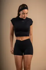 Conjunto deportivo negro de dos piezas marca Marpi. Incluye un top corto de mangas cortas y calzas cortas de cintura alta.