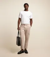 Remera de manga corta, cuello redondo y calce ajustado (slim fit), confeccionada en tejido maquinetado de poliamida y elastano.