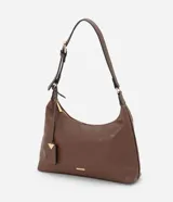 Cartera mediana tipo hobo de Satinato, confeccionada en poliuretano con textura granulada y diseño geométrico sutil. Cuenta con cierre superior de cremallera, correa de hombro ajustable y un dije decorativo metálico con forma triangular.