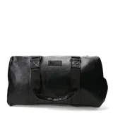 Bolso tipo duffel de cuero sintético negro con acabado texturizado. Cuenta con doble asa de mano reforzada, cierre principal superior y parche con logo de la marca en el frente.