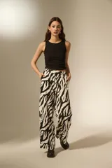 Pantalon de corte recto y tiro alto con estampado animal print tipo cebra en blanco y negro.