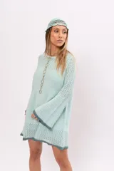 Vestido corto tejido con diferentes puntos, color celeste, mangas oxford y forro interior desmontable.